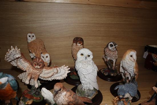 A collection of Country Artists and other resin models of birds and animals, including a large peregrine falcon (23)